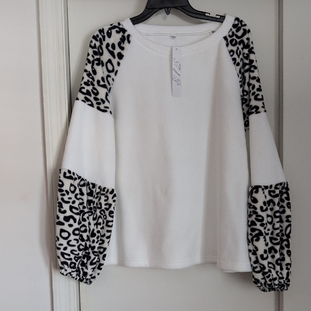 NWT Boutique Women's Fleece White W/Black And White Leopard Print Sleeve Top XL
